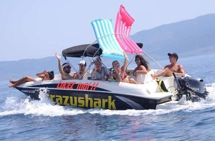 Boat tour with Crazyshark Watersports